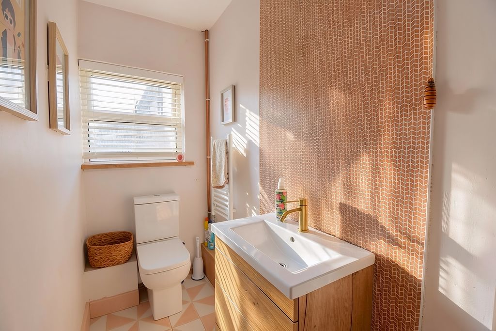 Downstairs WC- click for photo gallery
